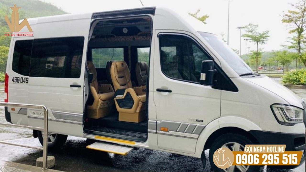 Dcar Limousine 12 chỗ là mẫu xe ấn tượng để phục vụ đám cưới