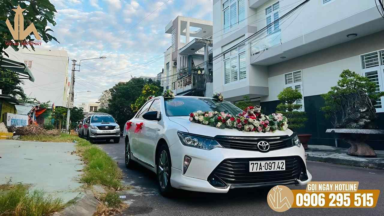 Thuê xe cưới Toyota Camry cao cấp cho hành trình đón dâu ấn tượng