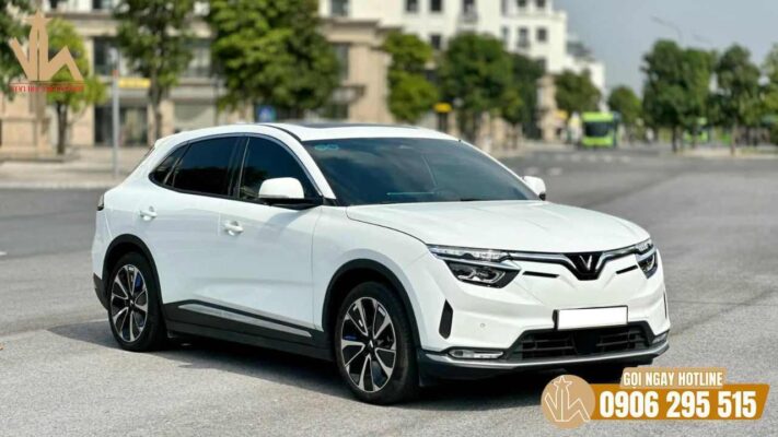 Xe điện hiện đại di chuyển êm ái