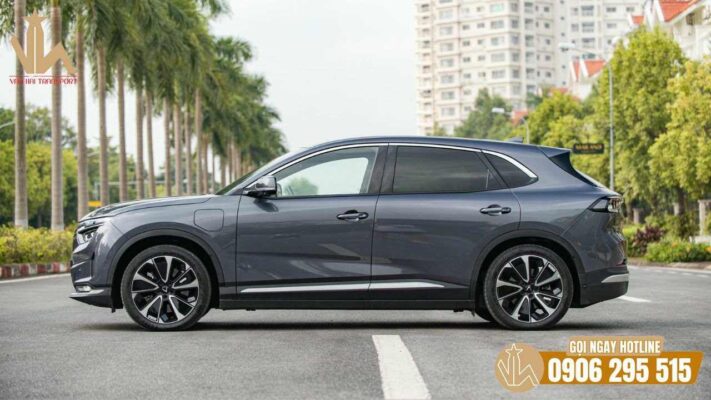 Gia đình thoải mái du lịch cùng xe điện