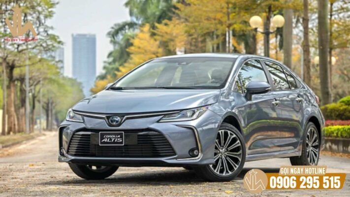 Khách hàng làm thủ tục đặt cọc thuê xe du lịch an toàn