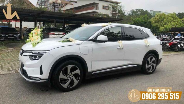 So sánh Toyota Camry và VF8 để chọn xe cưới ưng ý